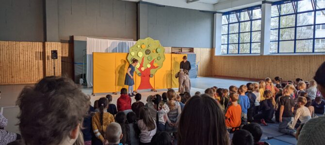 Präventionstheater Eukitea zu Besuch in der Peter-Pan-Grundschule